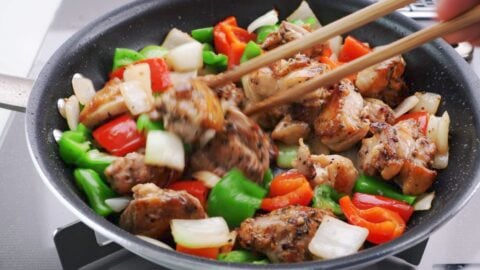 Stir-frying black pepper chicken.