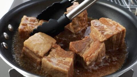 Reheating pork belly kakuni.