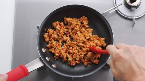 Stir-frying spicy pork topping for mazesoba.