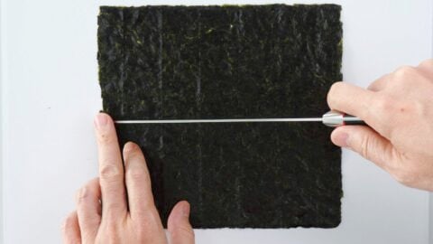 Cutting nori for onigir