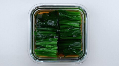 Soaking spinach in dashi broth.