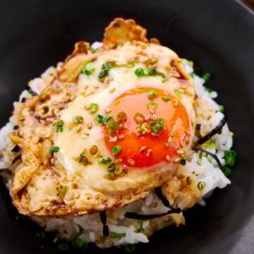 Sunny side up eggs glazed in savory sweet teriyaki sauce make for an easy delicious rice bowl that can be cooked up in 3 minutes.