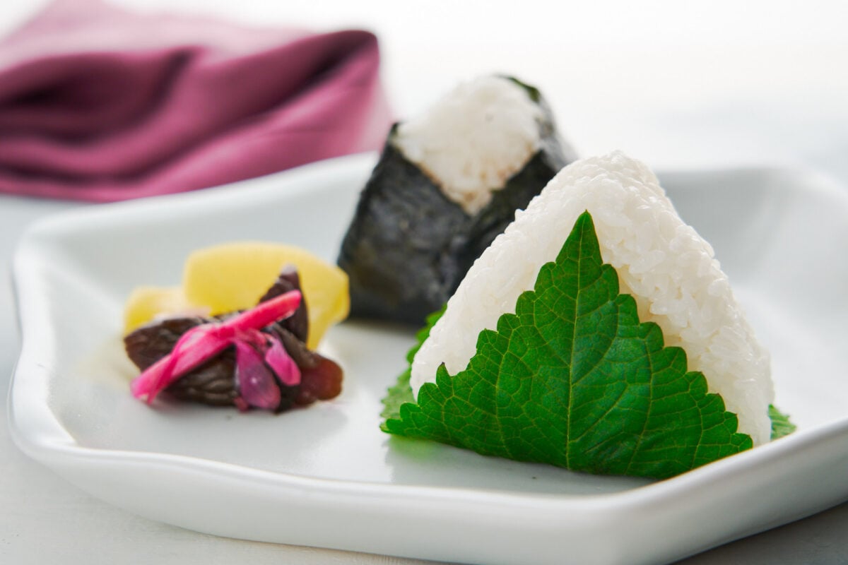 Easy onigiri rice ball recipe stuffed with a delicious mix of canned tuna, mayonnaise and soy sauce.