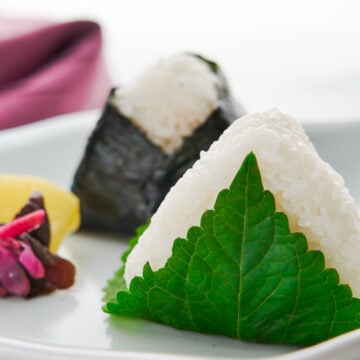Easy onigiri rice ball recipe stuffed with a delicious mix of canned tuna, mayonnaise and soy sauce.