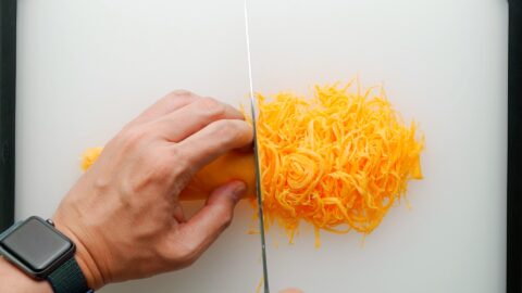 Slicing Usuyaki Tamago into Kinshi Tamago.